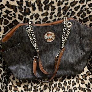 Cute Michael Kors shoulder bag in good condition item sold as is no return